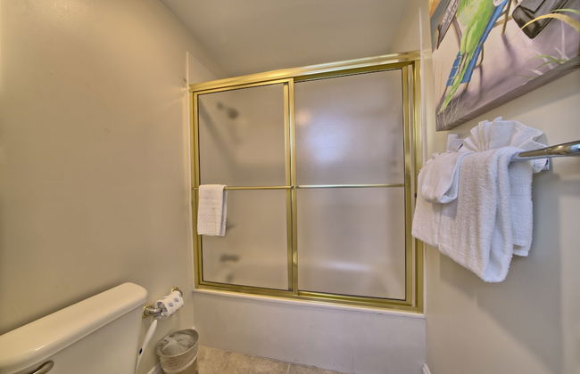 Relaxing Beachfront Condo with Beach Access - Unit 1603 by RedAwning - Foto 29