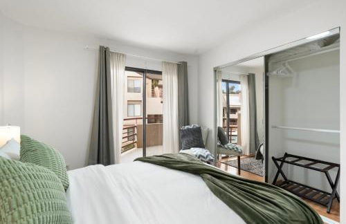 Mid-Century, Two-story with private Balconies & Pool view - Foto 13