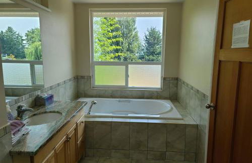 Expansive Dual-Kitchen Retreat - Foto 19