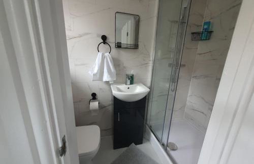 Private Room Sleeps 2 with Ensuite & Parking - Foto 16