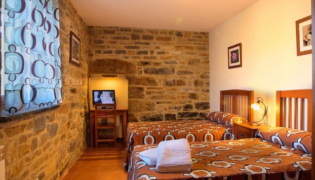 Casas Pirineo Aínsa: Pool & Garden - Photo 5, Room