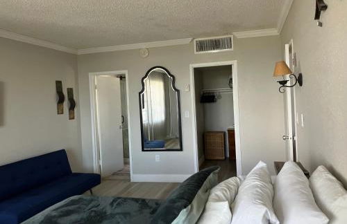 Oceanview on SAND located in Ocean Manor Resort Fort Lauderdale Beach 2 bed 2 bath spacious corner unit partial ocean view - Foto 23