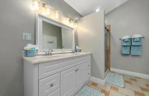 Sunset Cove Lakefront Luxury Lodge with Private Dock - Foto 13