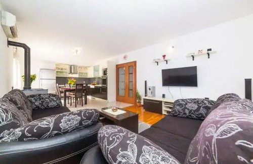 Idyllic Holiday Home With Private Pool, Sun Deck, and Organic Garden - Foto 35