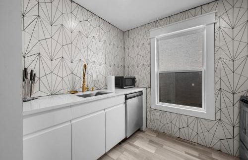 Modern Studio Retreat with Workspace in Houston - Foto 9