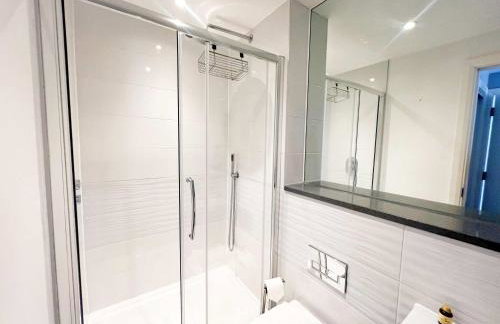 Deluxe Apartment near Cabot Circus w Parking sleeps 5 - Foto 20