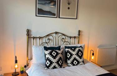 Modern 1-Bed Flat, Sleeps 4 - Photo 20