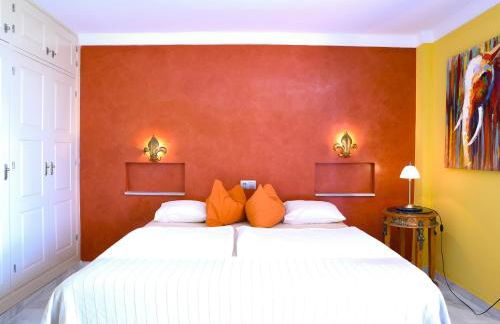 Estudio superior con vistas y pequeña terraza en Maro - Foto 1