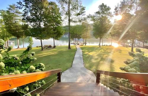Paradise Point - 4BR Lakefront Haven Dock, Kayaks, & Cozy Firepit - Foto 1