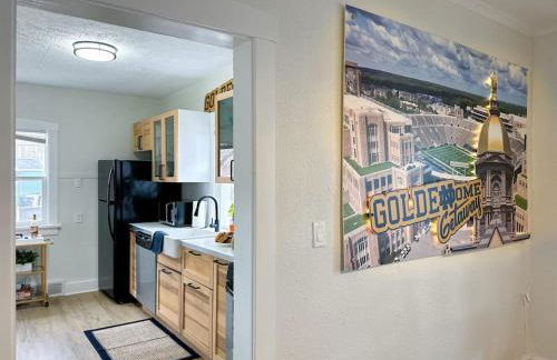 Step into School Spirit at the Golden Dome Getaway - Foto 40