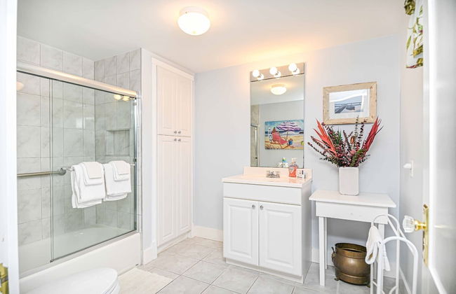 4 BDR w/ Private Hot Tub, Backyard and Deck! - Photo 18