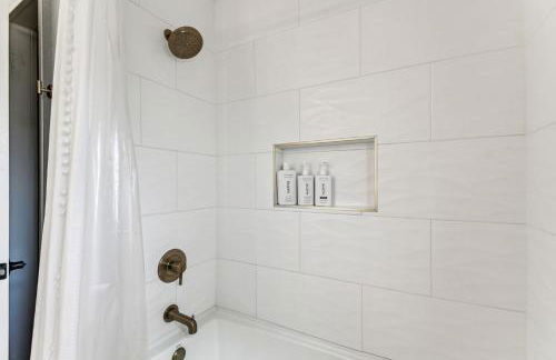 Luxury Home with Hot Tub & Outdoor Oasis blocks from the Beach - Foto 45