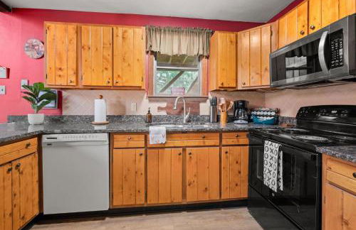 Relaxing Pocono Stay Near Lake with Hot Tub & BBQ - Foto 17