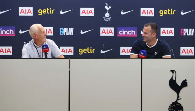 Sentado na sala de imprensa do Tottenham Hotspur Stadium