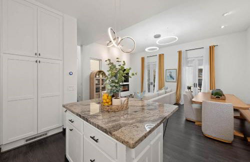 City Lights and Rooftop Nights by Rather Be Properties - Foto 30