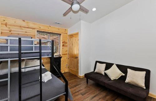Stylish Elysian Big Bear Cabin w Enclosed backyard - Photo 16