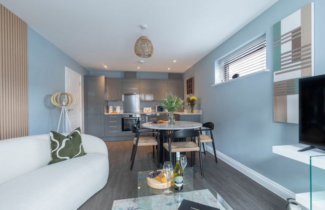 Beautiful 2 Bedroom Apartment With Parking in The Docks - Photo 3