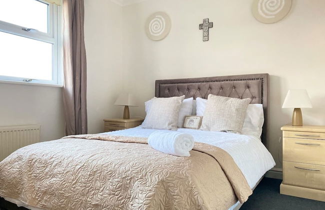 4-bed House With Private Garden in Barnsley! - Photo 6