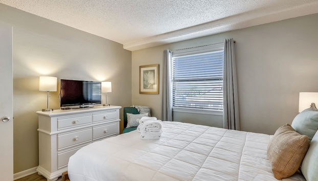 Venus 206 is a 1 BR on Okaloosa Island steps from the pool and easy beach access by RedAwning - Foto 5, Habitación