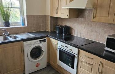 Sleek 4 bed Apartment with 2 bathrooms - Photo 6