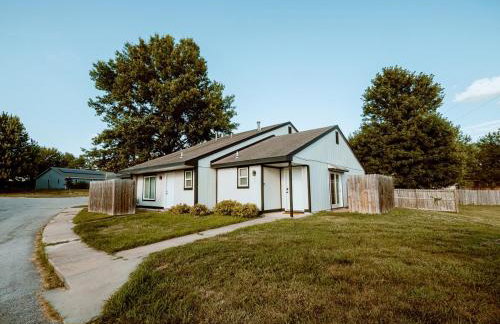 The Orange Lounge - 8 min to KU & Mass - Photo 39