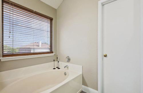 Modern Comforts & Classic Charm w Pool 5BD - Foto 25