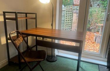 2 Bedroom-House-Sleeps 5 In Front Horley Station -Near Gatwick Airport - Foto 10