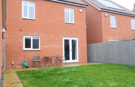 Spacious 4 Bedroom Home with Garden in Bedford - Foto 34