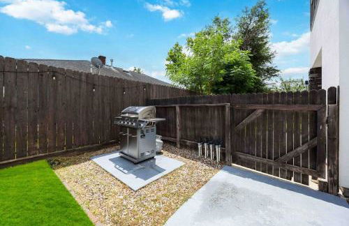 Resort vibe with Pool and Hot tub Downtown skyline views - Photo 21