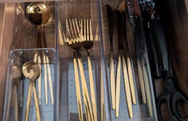 Stylish central Horsham residence with parking and hot tub - Foto 23