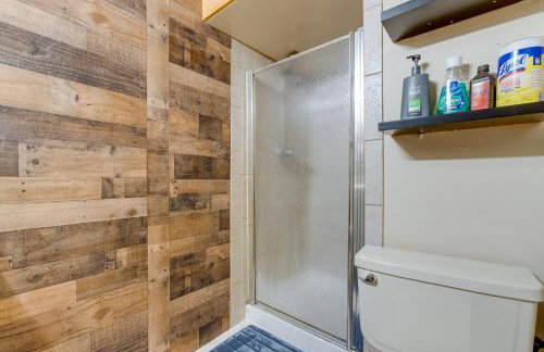 Spacious Aurora Retreat w/ Game Room + Hot Tub! - Foto 26
