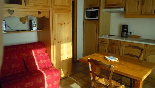 A4 km de Megève très joli studio avec jacuzzi ,vue sur les montagnes au calme - Foto 1