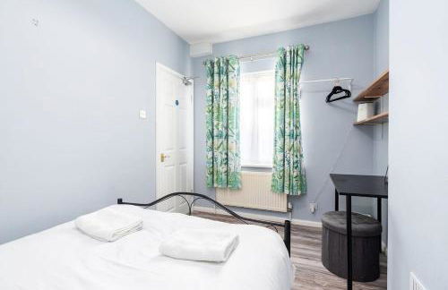 Convenient 2BR House with Great Transport Links - Photo 36