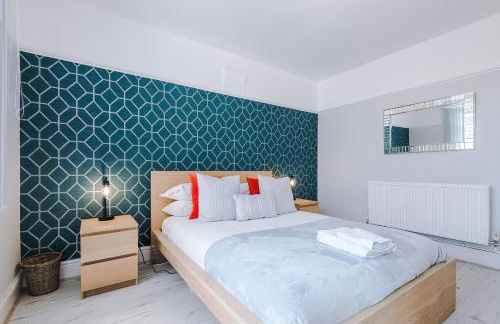 "Eastville Court Rhyl" by Greenstay Serviced Accommodation - A Cosy 2 Bedroom Bungalow with Parking, Dog Friendly, Close To Beaches, Shops & Restaurants - Ideal for Families, Friends, Couples & Business Travellers - Photo 1