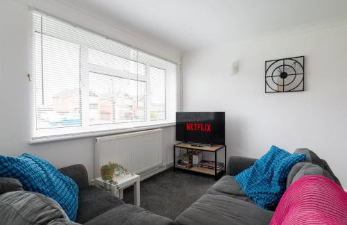 Spacious 3BR Home in Leighton Buzzard Parking Sleeps 5 Walk to Town & Train Near Rushmere Country Park & Leighton Buzzard Railway Perfect for Families & Work Stays - Foto 3