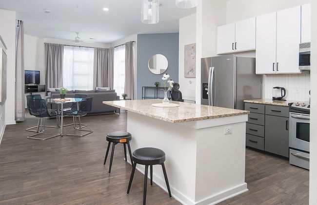 Uptown 1st Ward Corner Unit Superior 2BD Apt - Foto 14