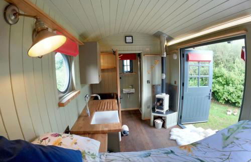 Romantic Retreat - Luxury Shepherds Hut + Hot Tub! - Foto 8