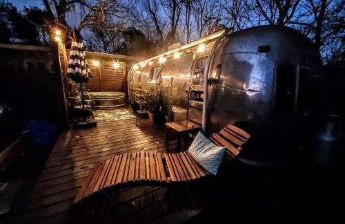 Sleek Retro Airstream Rental for Glamping for Two near Downtown Austin - Foto 9