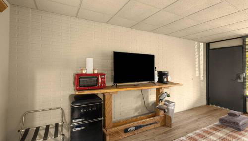 Stonegate Lodge King Bed, WIFI, 50in Roku TV, Salt Water Pool Room #103 - Foto 5