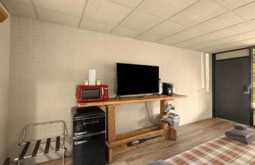 Stonegate Lodge King Bed, WIFI, 50in Roku TV, Salt Water Pool Room #103 - Foto 5