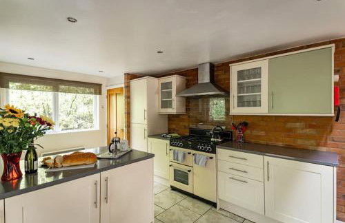 Denstone, woodland lodge with hot tub for 8 - Foto 12