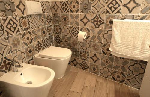 GuestHost - Comfy Two-Levels Apartment with Terrace! - Foto 25