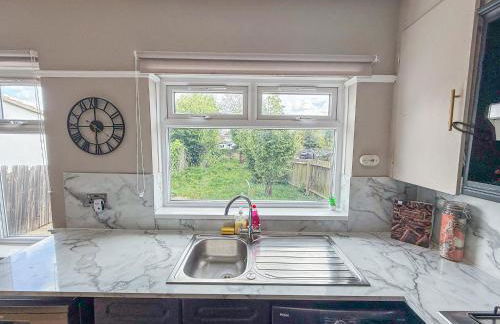 Spacious 3BDR House in New Malden with FREE Parking and Garden near Kingston upon Thames, Wimbledon & Raynes Park by NourNest Apartments - Foto 17