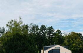 Charming Attic Retreat with Sloped Roof - Foto 27