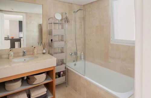 Elegant Marbella Apartment, 5-Pool Oasis, Sunlit Terrace, Garage - Photo 36