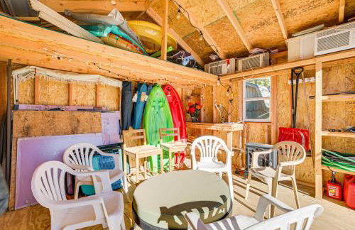 Walk to Houghton Lake! Family Retreat with Patio - Foto 3