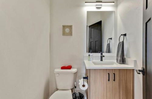 3 Min to DT - 2 Car Garage - Lux Townhome - King Bed - Foto 6