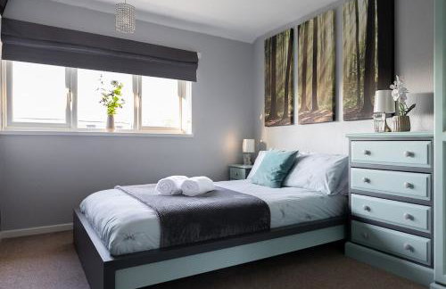 Clicketts - 3-Bedroom, Full Entire House, Sleeps 6 guests, Free wifi, Street Parking, Smart TV, Basildon, Essex London - Foto 5