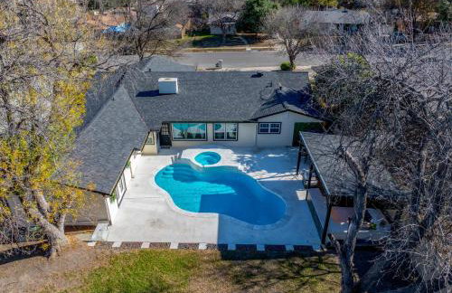 Relaxed Luxury Pet Friendly Home with Pool and Backyard Lounge in San Antonio, TX - Foto 46
