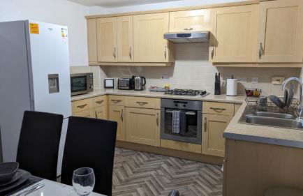 CLARITURF - 4 Bedroom Semi - Private Parking near Turf Moor, Town Centre, Transport and Motorway Links next to Canal, 3 Parks and Lake - Sky and Netflix - Foto 16